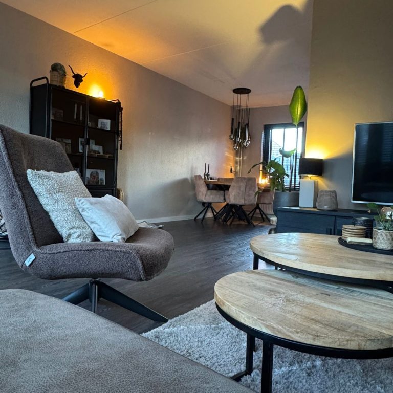 Zwart trappenhuis met een scherpe bocht en een reling aan de zijkant.