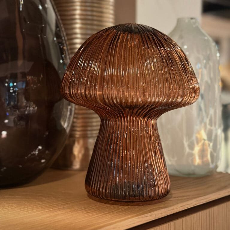 Zwart trappenhuis met een scherpe bocht en een reling aan de zijkant.